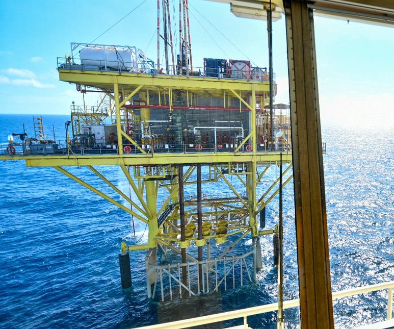 Petróleo cierra semana con pérdidas: 55.41 dólares | Página 66